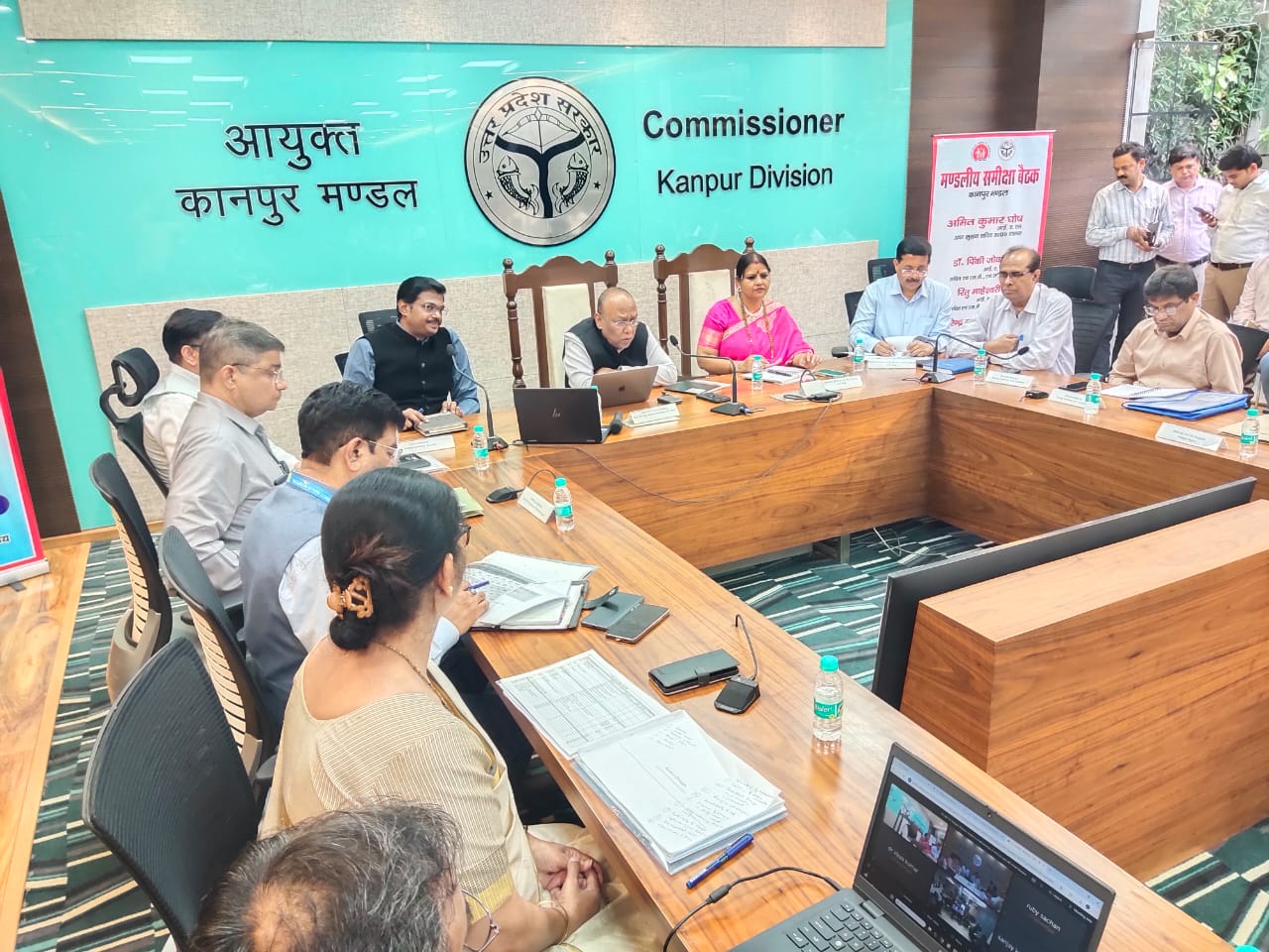 बैठक के दौरान निर्देशित करते अपर मुख्य सचिव स्वास्थ्य व अन्य का छायाचित्र बैठक के दौरान निर्देशित करते अपर मुख्य सचिव स्वास्थ्य व अन्य का छायाचित्र