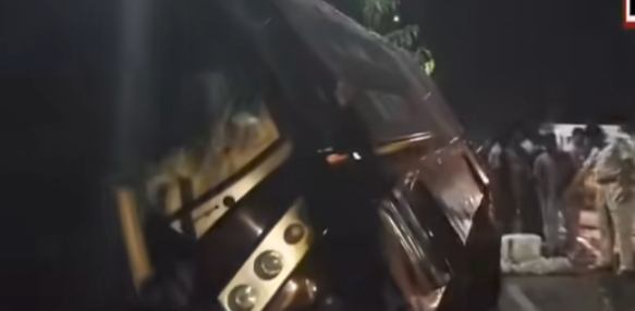 दिघा में एसी बस खाई में गिरी 12 घायल