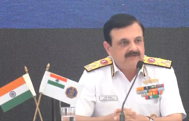 नौसेना के उप प्रमुख वाइस एडमिरल संजय वात्स्यायन प्रेस कांफ्रेंस को संबोधित करते हुए नौसेना के उप प्रमुख वाइस एडमिरल संजय वात्स्यायन प्रेस कांफ्रेंस को संबोधित करते हुए
