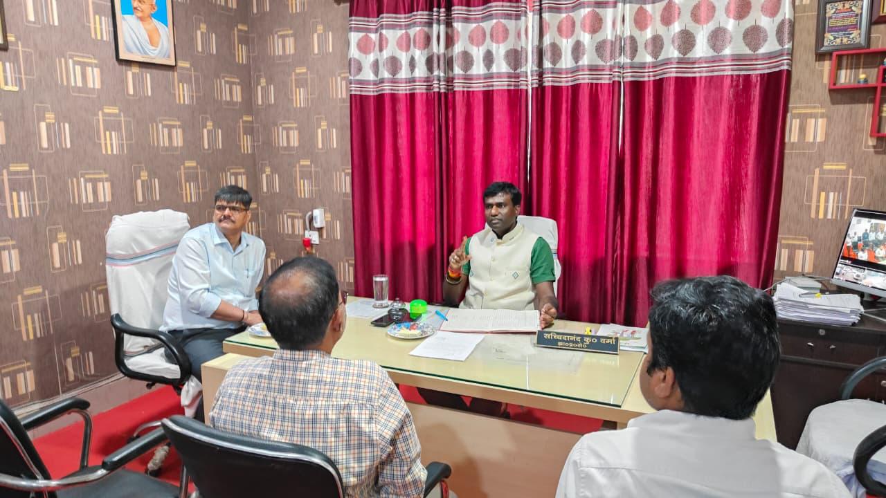 अधिकारियों के साथ बैठक करते उपायुक्त अधिकारियों के साथ बैठक करते उपायुक्त