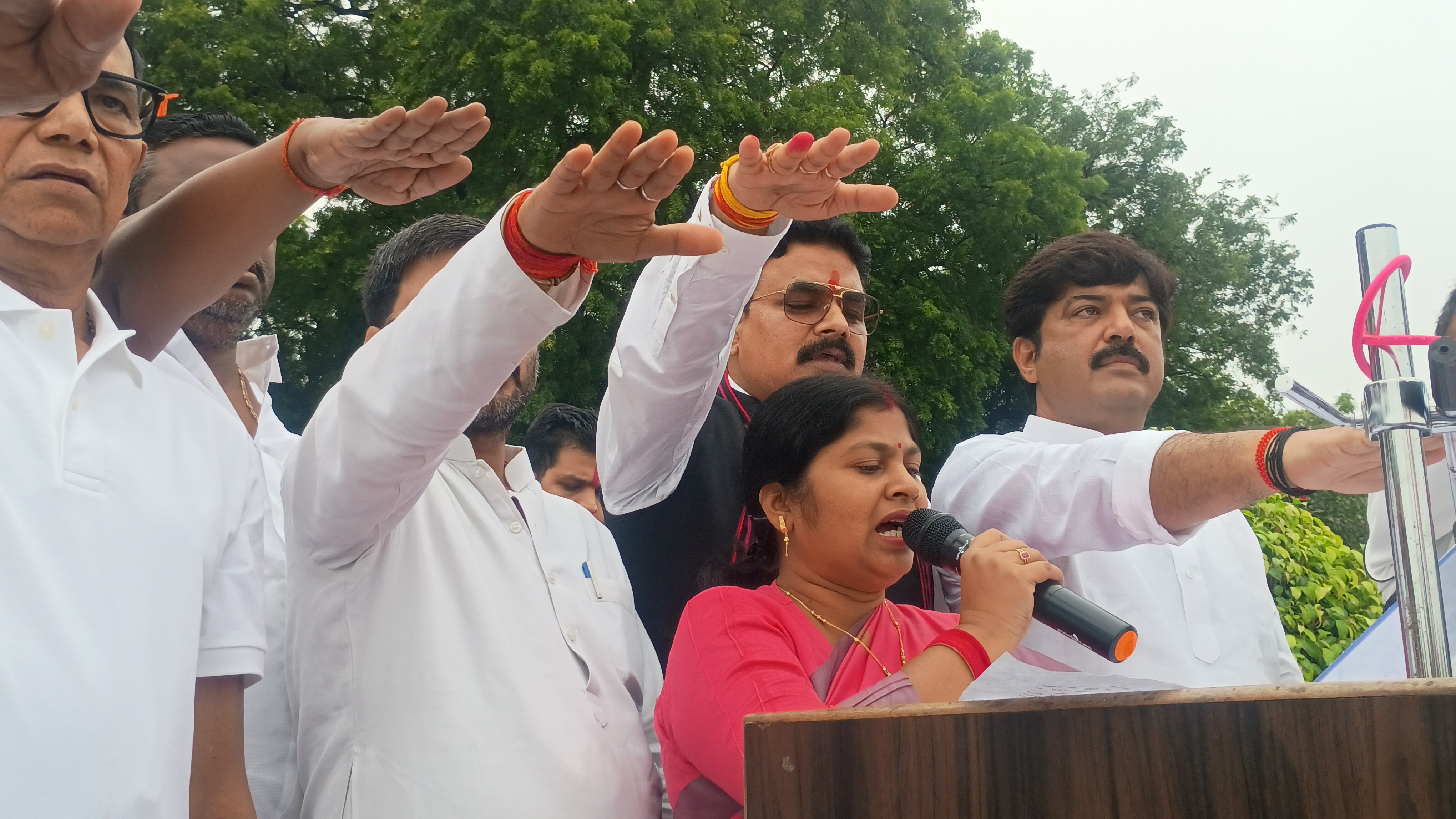 सरदार पटेल की जयंती पर पुलिस लाइन में लोगो को शपथ दिलाते हुए डॉ संगीता बलवंत सरदार पटेल की जयंती पर पुलिस लाइन में लोगो को शपथ दिलाते हुए डॉ संगीता बलवंत