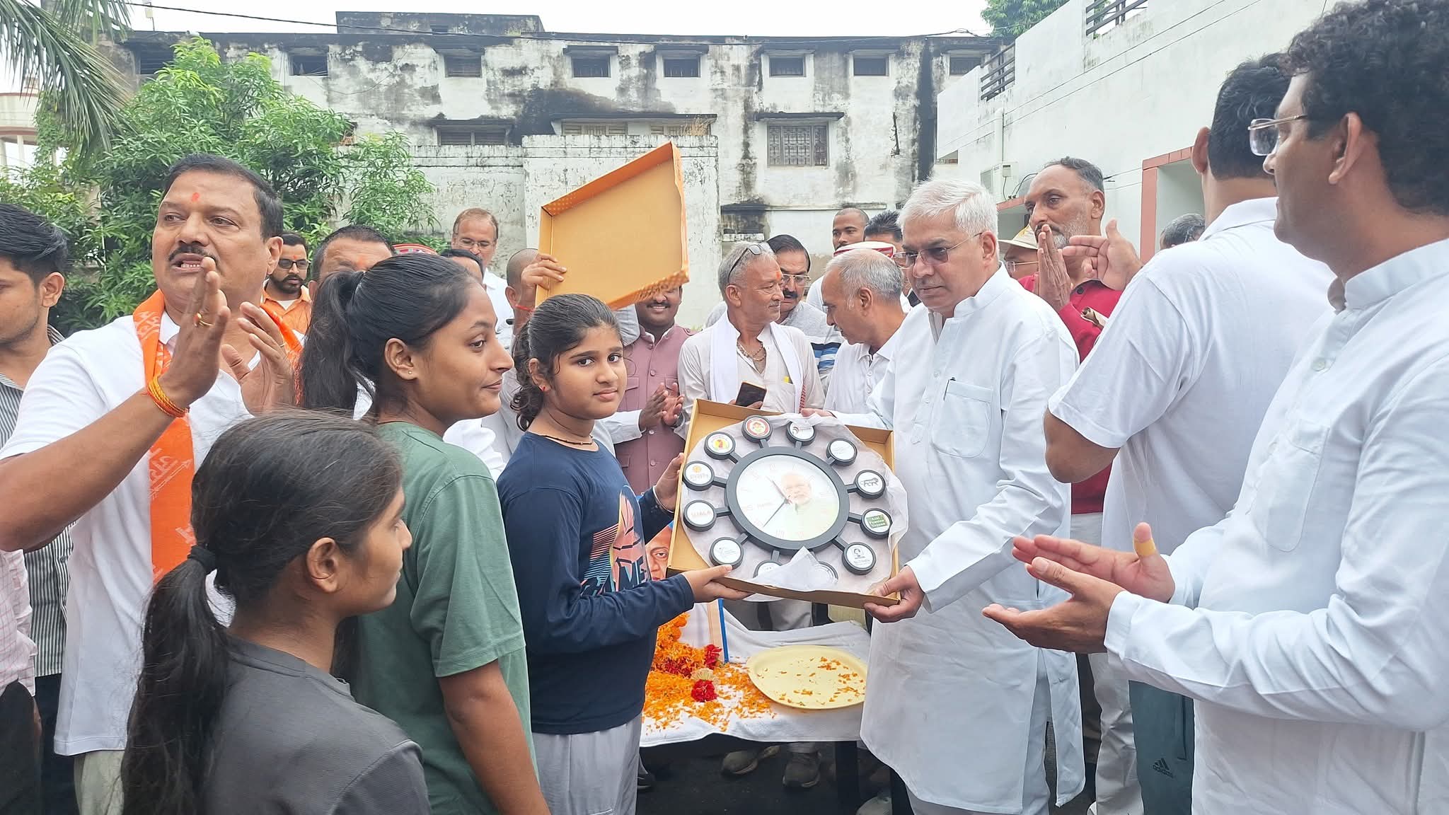 बच्चों को पुरस्कार प्रदान करते हुए मंत्री जी