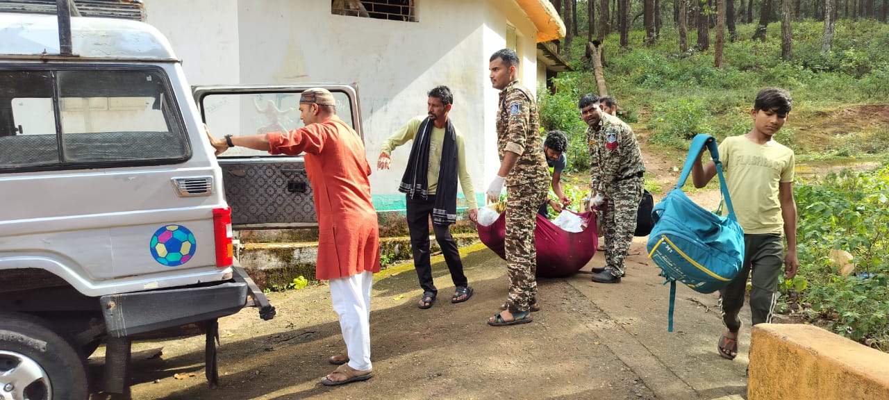 शव ्पोस्टमार्टम के लिए ले जाते