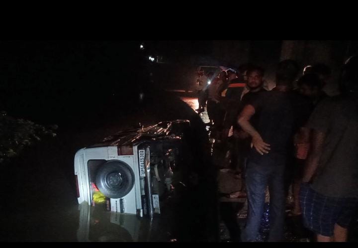 गड़ई नदी में पलटी बोलेरो। गड़ई नदी में पलटी बोलेरो।