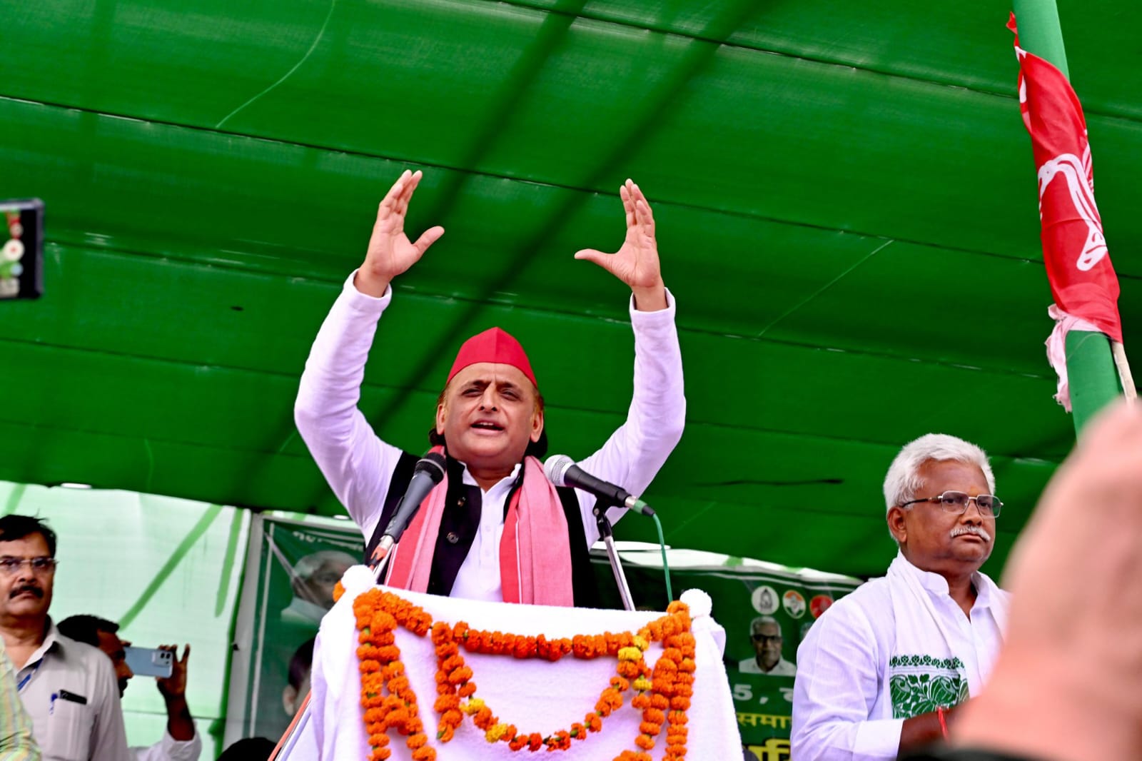 सपा प्रमुख अखिलेश यादव सभा के दौरान