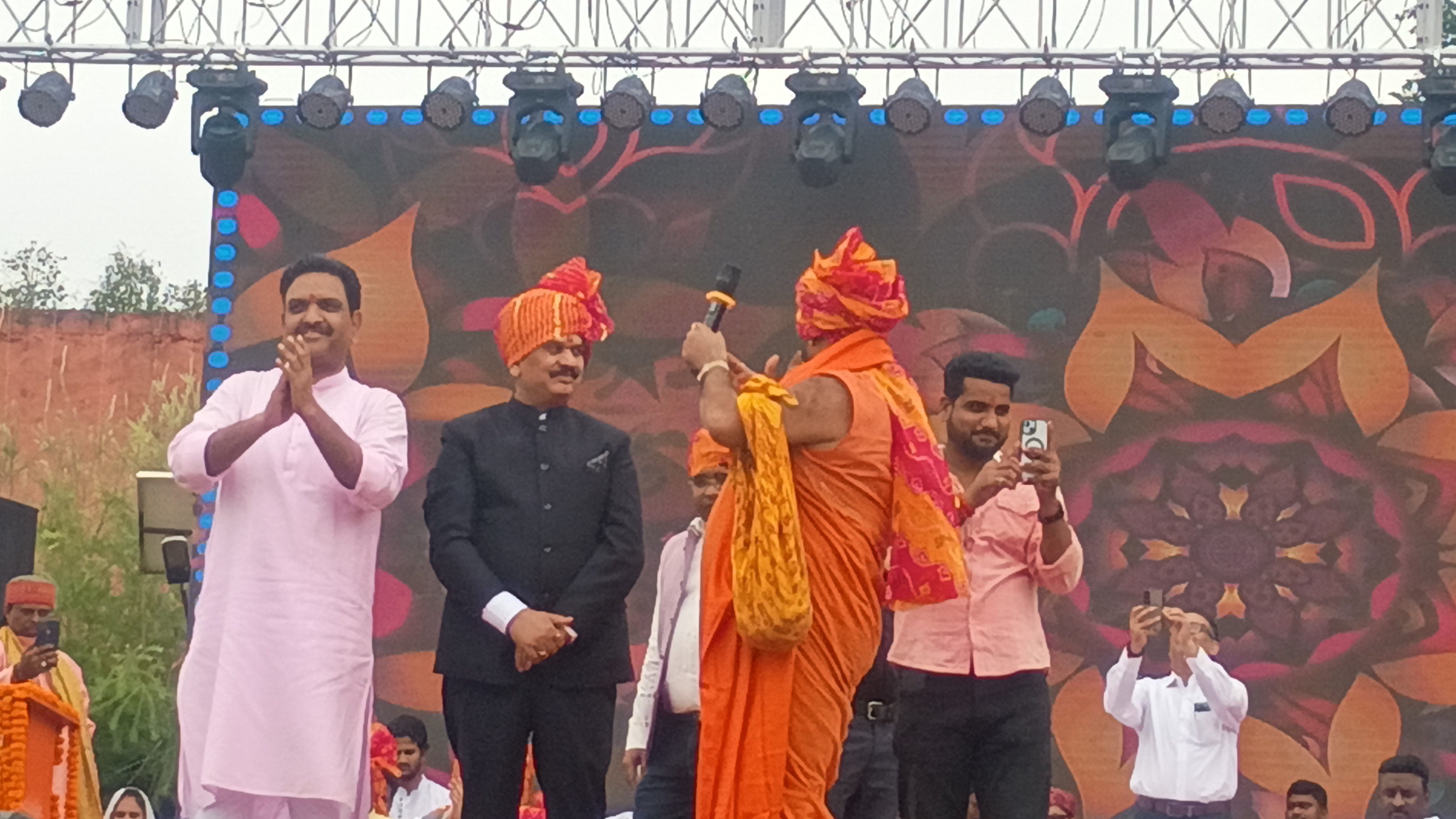 मंच से संबोधित करते हुए राज्य मंत्री असीम अरुण