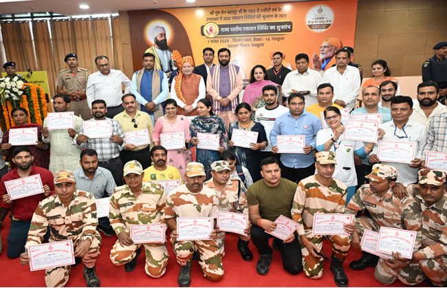 हरियाणा के मुख्यमंत्री नायब सैनी पंचकूला में रक्तदान करने वाले सैनिकाें के साथ हरियाणा के मुख्यमंत्री नायब सैनी पंचकूला में रक्तदान करने वाले सैनिकाें के साथ