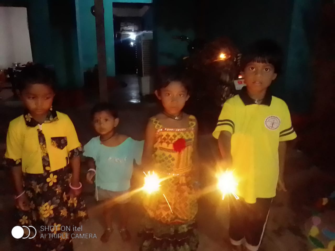 ग्राम डाही में फुलझड़ी जलाते हुए बच्चे। ग्राम डाही में फुलझड़ी जलाते हुए बच्चे।