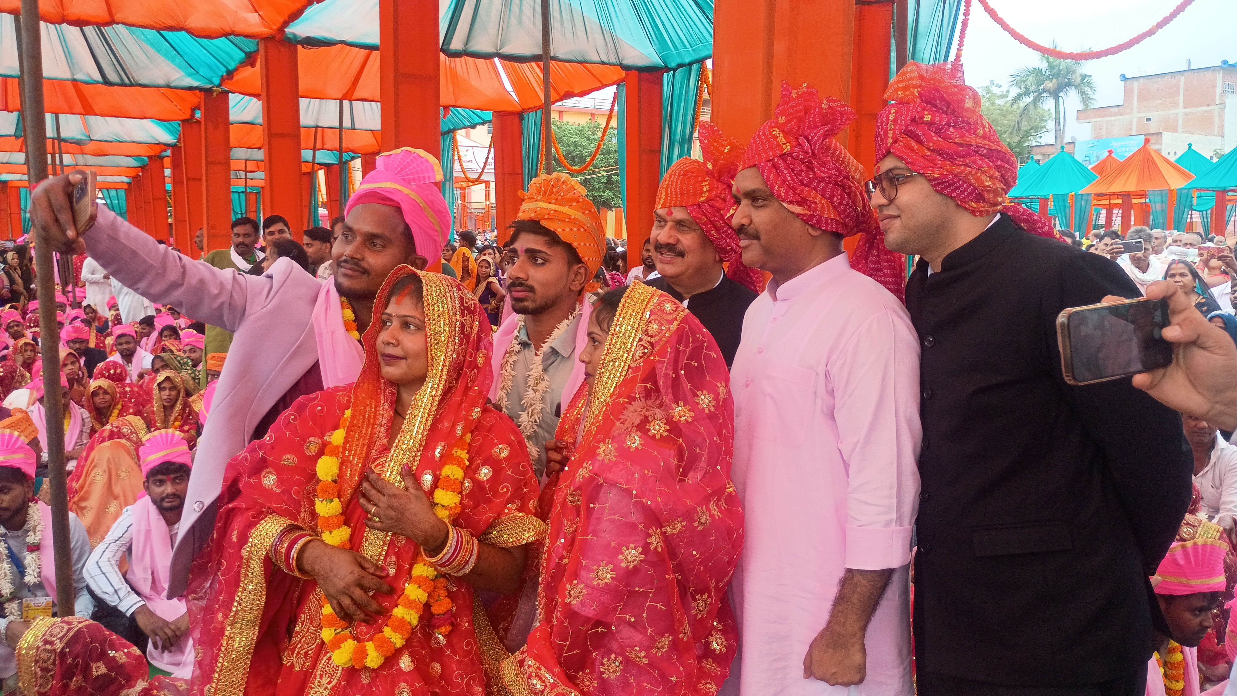 सामूहिक विवाह समारोह में शामिल समाज कल्याण मंत्री असीम अरुण