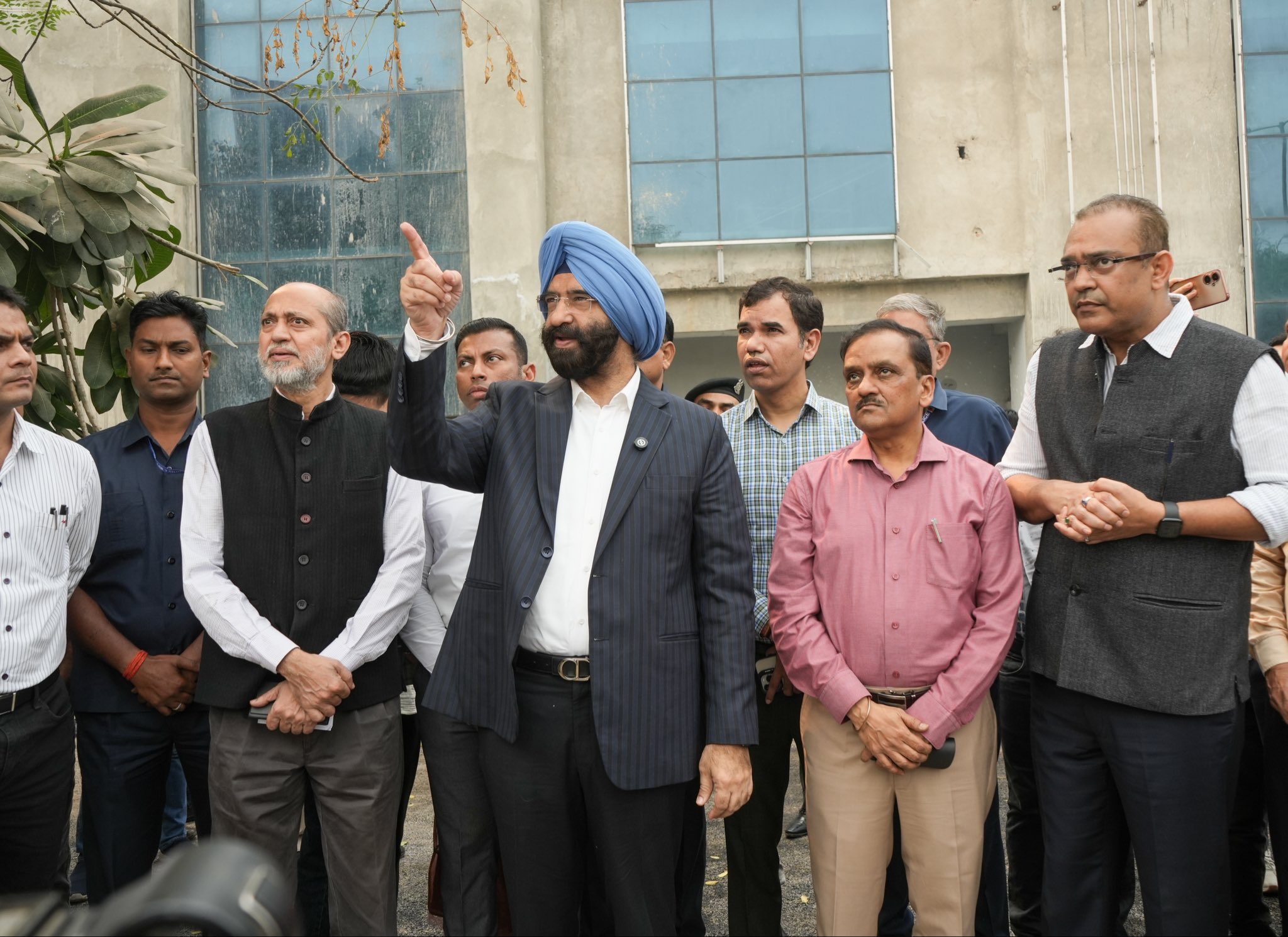 दिल्ली के पर्यावरण मंत्री मनजिंदर सिंह सिरसा शनिवार को आनंद विहार बस स्टॉप हॉटस्पॉट का निरीक्षण करते हुए दिल्ली के पर्यावरण मंत्री मनजिंदर सिंह सिरसा शनिवार को आनंद विहार बस स्टॉप हॉटस्पॉट का निरीक्षण करते हुए