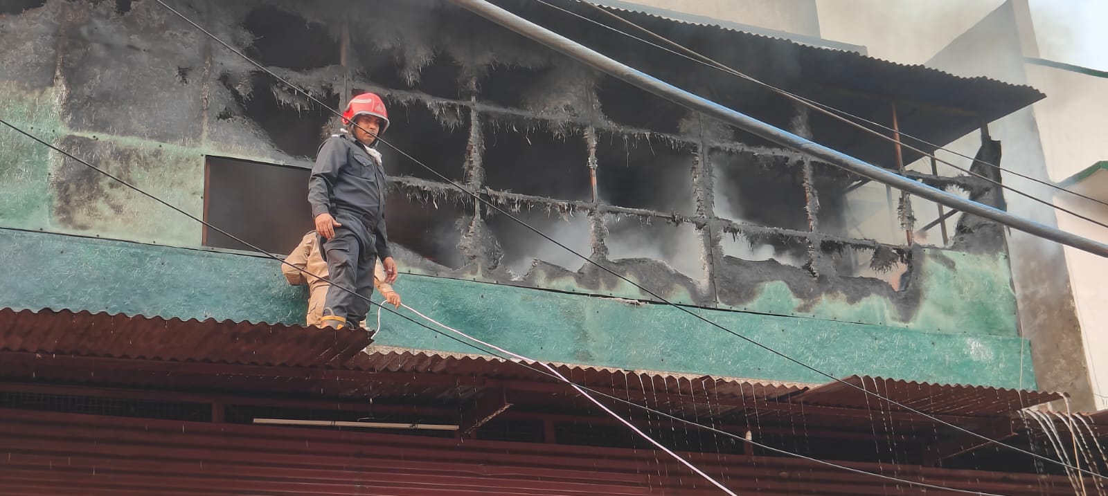 टिफिन के गाेदाम में आग की फाेटाे टिफिन के गाेदाम में आग की फाेटाे