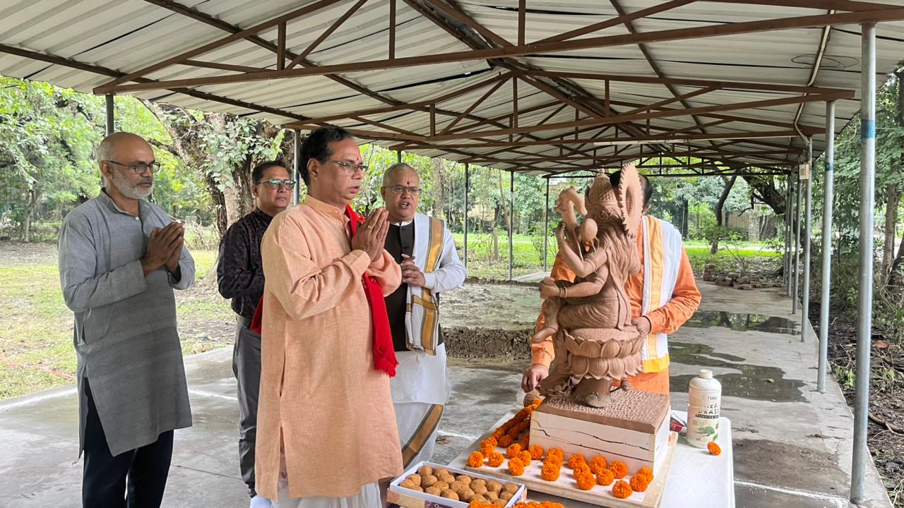 बीएचयू महिला महाविद्यालय चौराहे पर मां सरस्वती की निर्माणाधीन प्रतिमा बीएचयू महिला महाविद्यालय चौराहे पर मां सरस्वती की निर्माणाधीन प्रतिमा