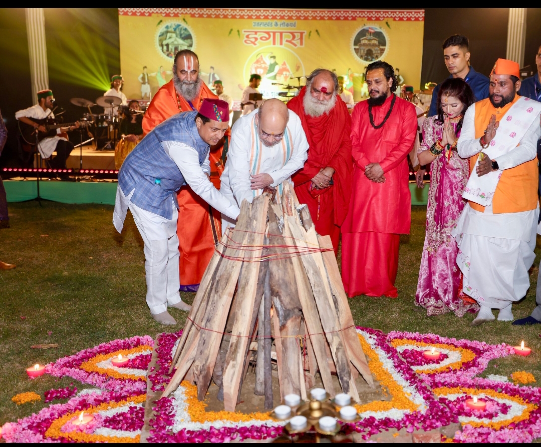 देवभूमि के लोकपर्व ‘इगास’ उत्सव में पूजा अर्चना करते गृह मंत्री अमित शाह देवभूमि के लोकपर्व ‘इगास’ उत्सव में पूजा अर्चना करते गृह मंत्री अमित शाह