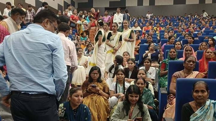 ग्वालियरः कलेक्टर सोफा छोड़कर गलियारे की सीढ़ियों पर बैठीं…..