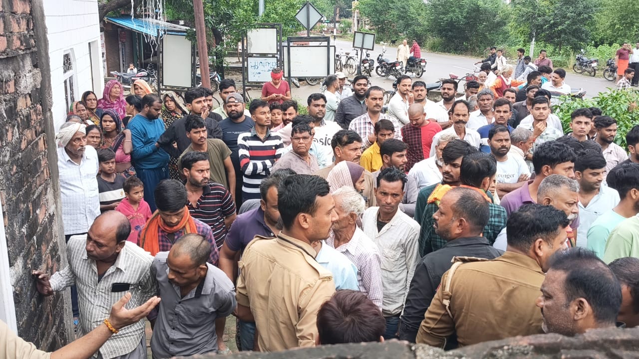 घटना स्थल पर। पुलिस और  लोग घटना स्थल पर। पुलिस और  लोग