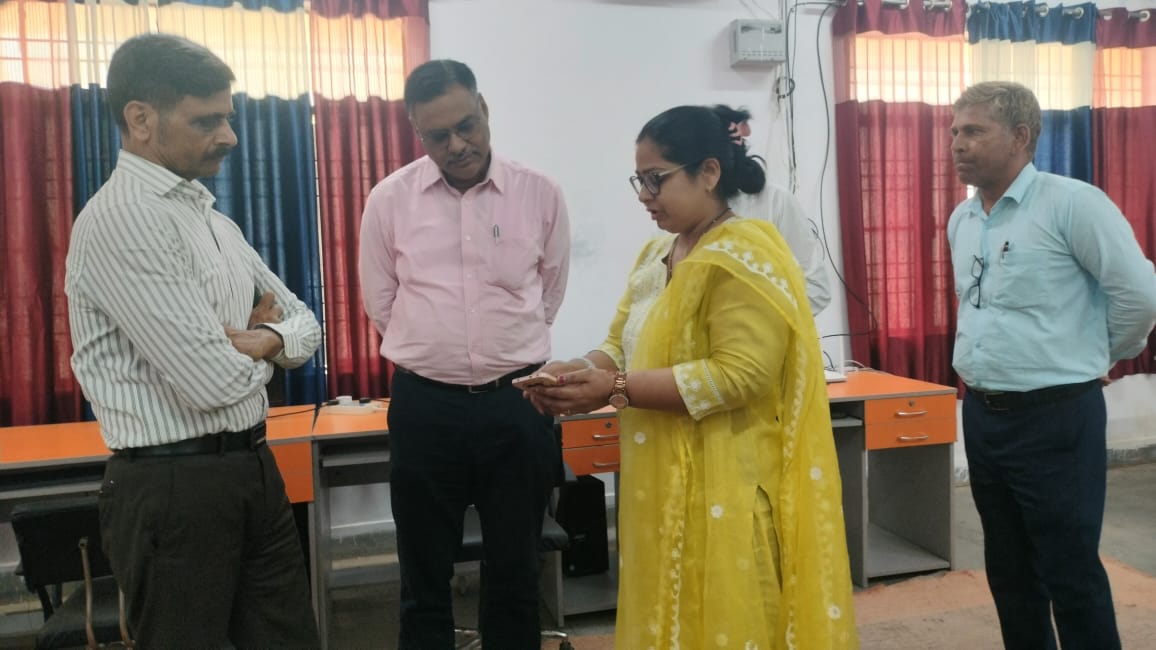 जयप्रकाश नारायण सर्वोदय बालिका विद्यालय  का निरीक्षण करते मंडलायुक्त राजेश प्रकाश व डीएम पवन कुमार गंगवार