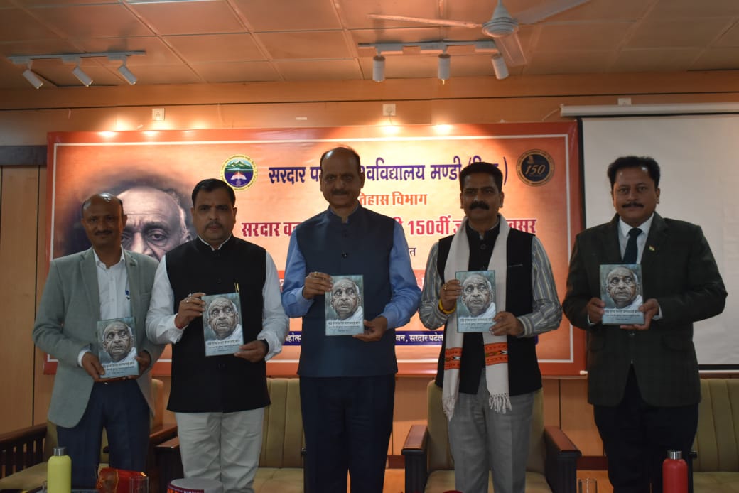 पुस्तक विमोचन करते हुए कुलपति व अन्य।