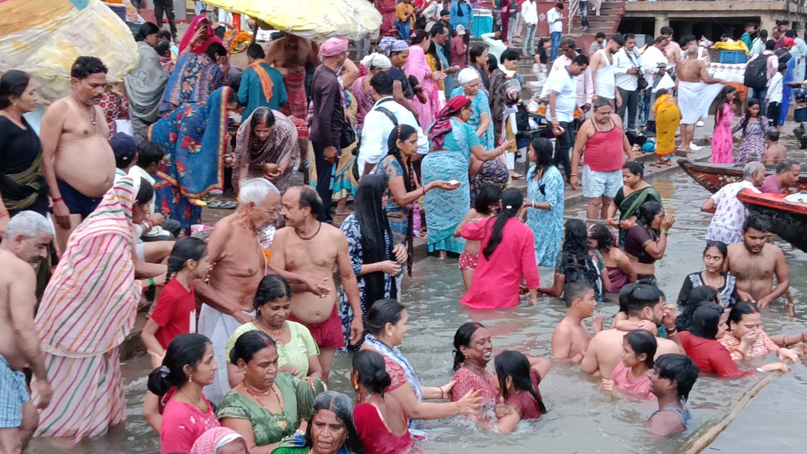 गंगा तट पर स्नान ध्यान करते श्रद्धालु