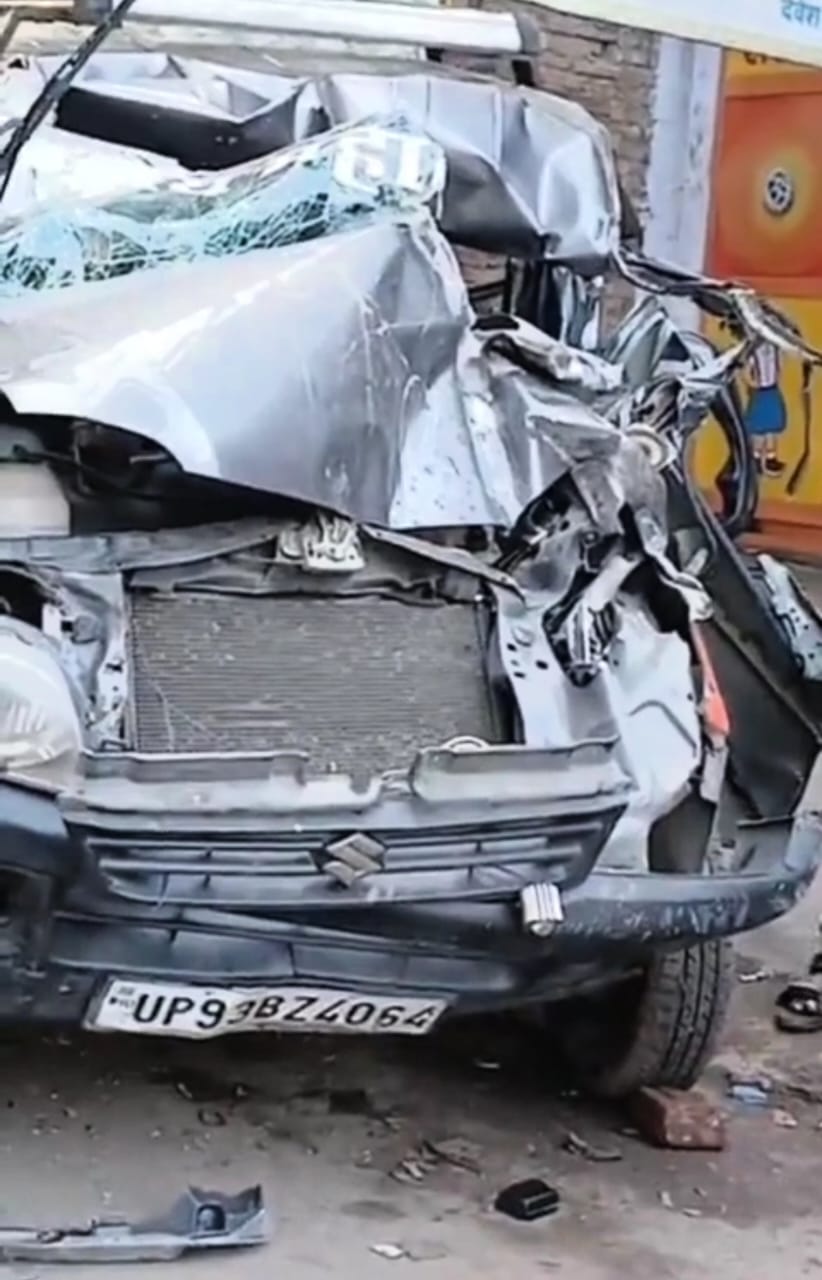 तेज रफ्तार ईको कार खड़े ट्रक से टकराई, छात्र की मौत
