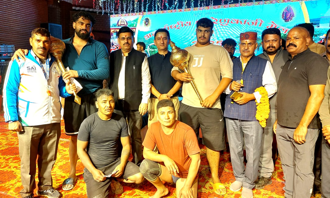 रेणुका जी मेला में आशीष रहे दंगल के विजेता रेणुका जी मेला में आशीष रहे दंगल के विजेता