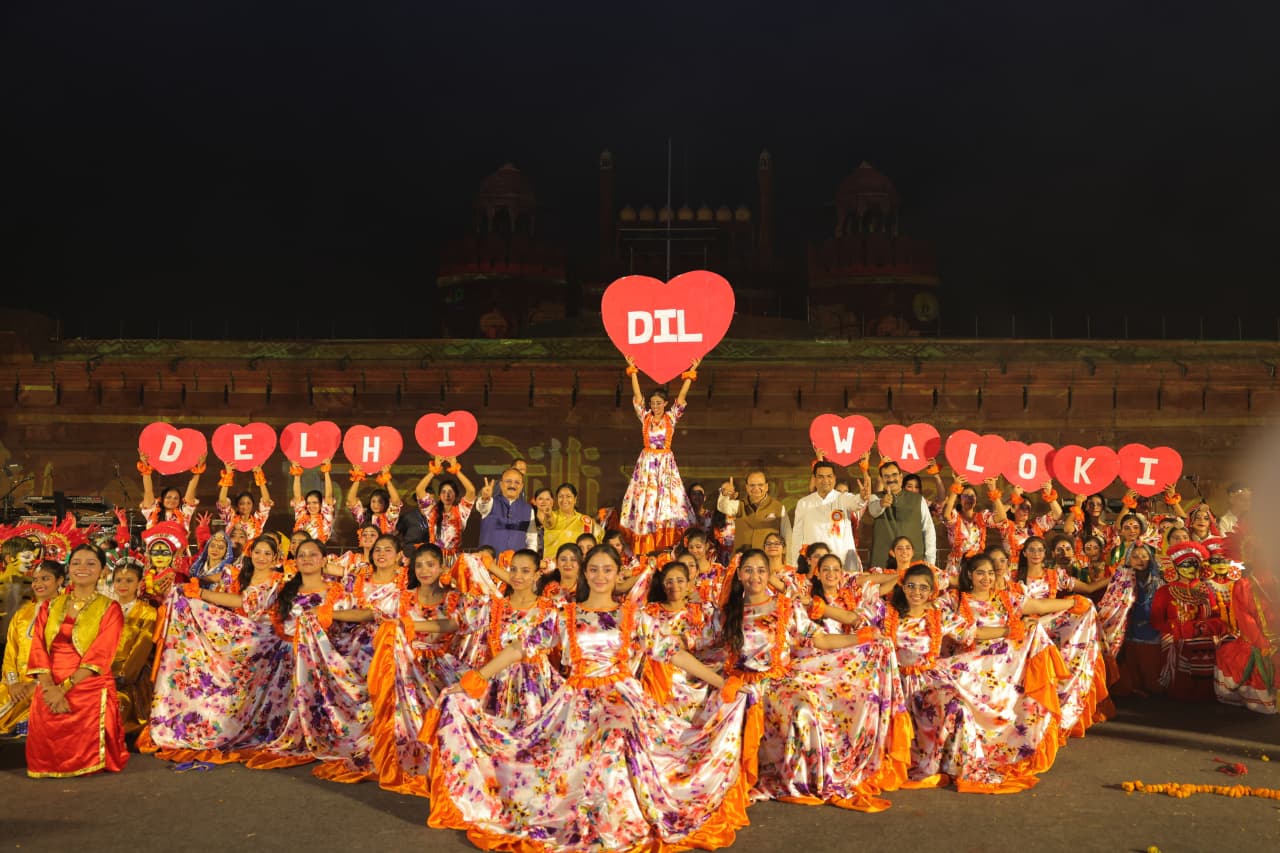 मेरी दिल्ली, मेरा देश’ का लाल किले पर आयोजन के दौरान कलाकारों के साथ दिल्ली के उपराज्यपाल वीके सक्सेना और मुख्यमंत्री रेखा गुप्ता