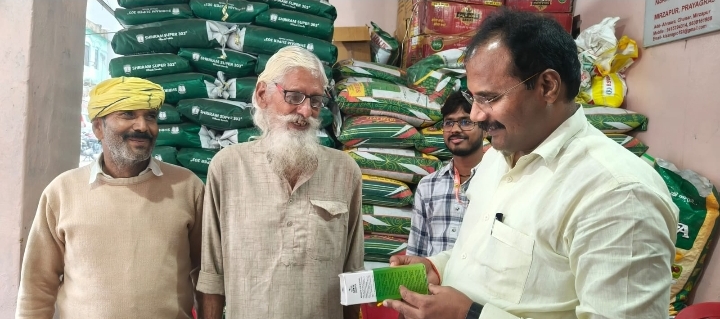 जगतगंज में बीज केंद्र पर निरीक्षण करते जिला कृषि अधिकारी जगतगंज में बीज केंद्र पर निरीक्षण करते जिला कृषि अधिकारी