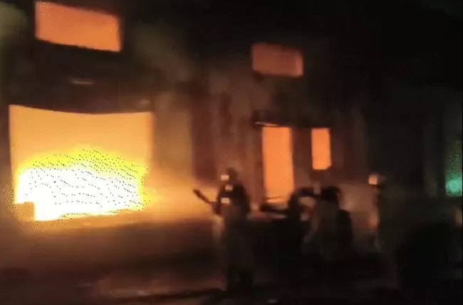 इंदौर में  केमिकल गोडाउन में लगी भीषण आग