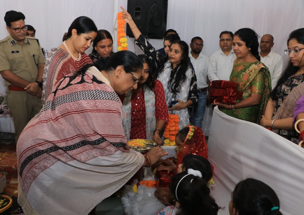 स्थापना दिवस समारोह में कन्या पूजन करते हुए केबिनेट मंत्री निर्मला भूरिया
