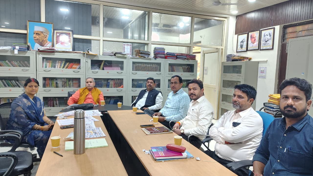 बैठक में मंथन करते राष्ट्रीय सह-संगठन मंत्री