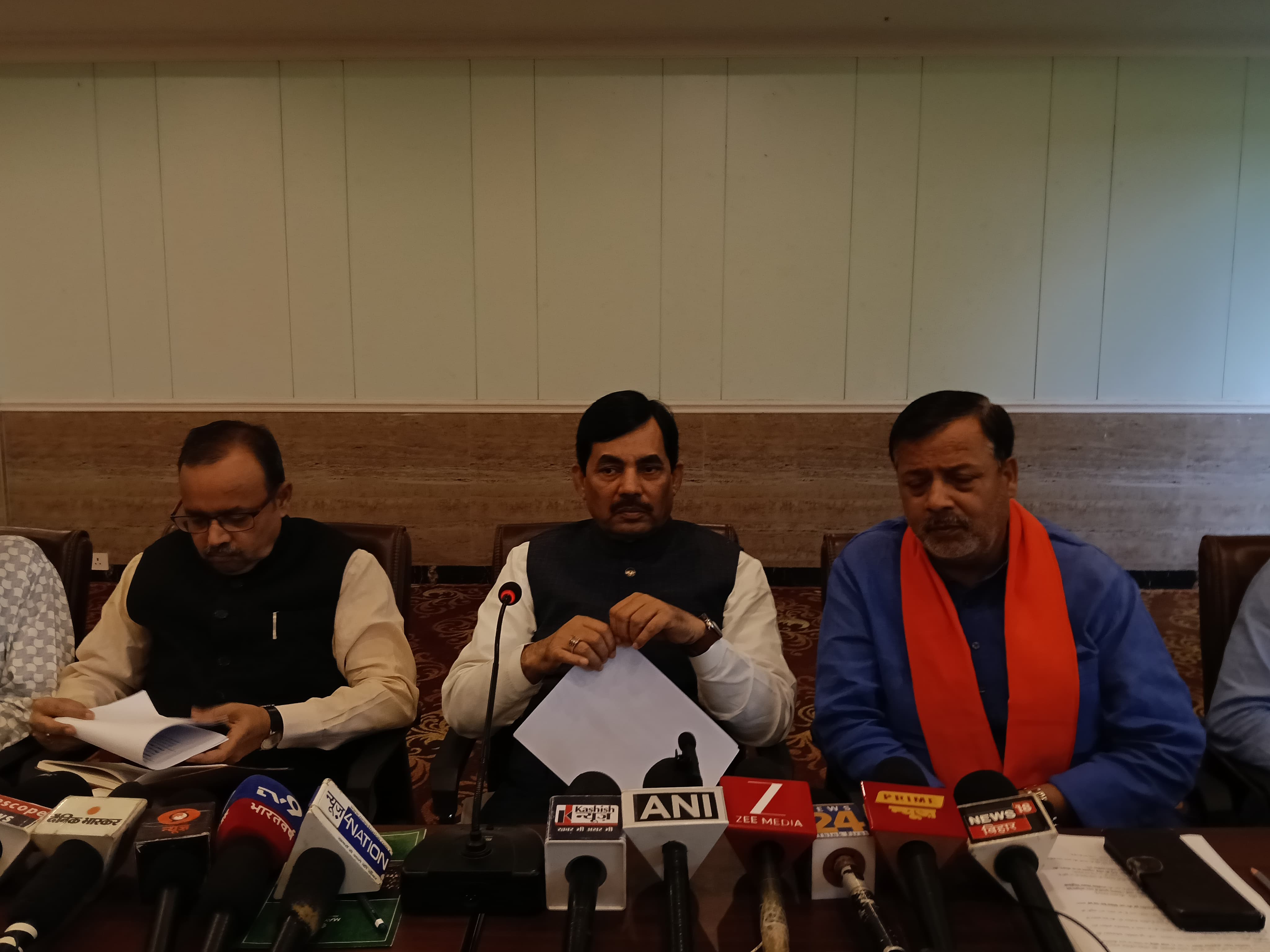 प्रेस वार्ता के दौड़ान शाहनवाज हुसैन एवं अन्य नेतागण