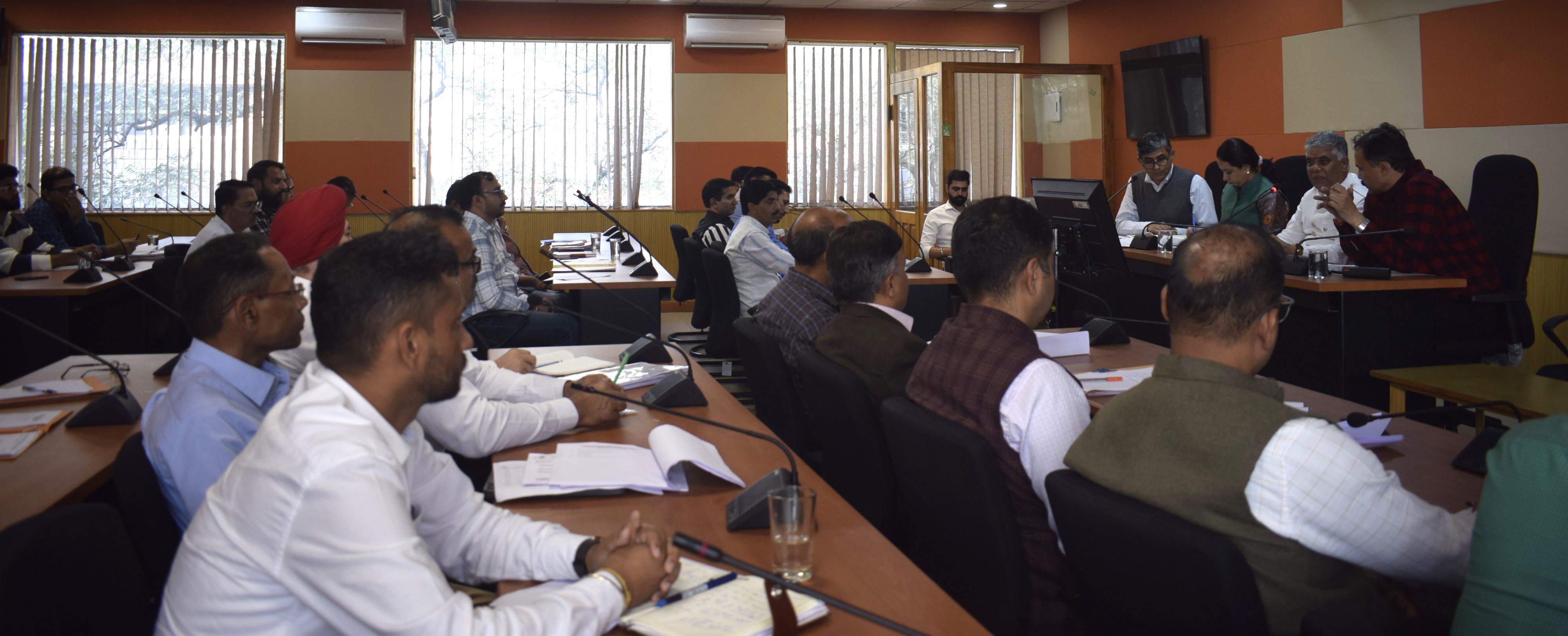 बैठक की अध्यक्षता करते हुए सांसद डॉ राजीव भारद्वाज। बैठक की अध्यक्षता करते हुए सांसद डॉ राजीव भारद्वाज।