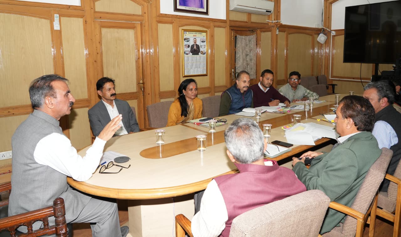 मुख्यमंत्री की अधिकारियों संग बैठक