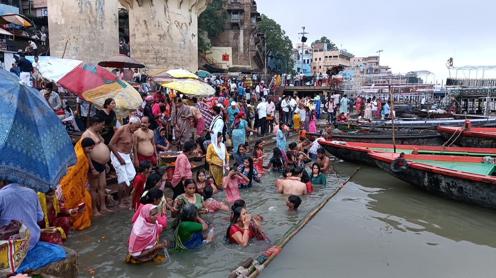 गंगा तट पर स्नान ध्यान करते श्रद्धालु