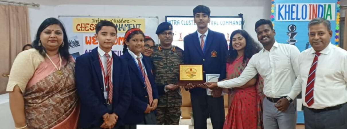 विजेता टीम को सम्मानित करते हुए विजेता टीम को सम्मानित करते हुए