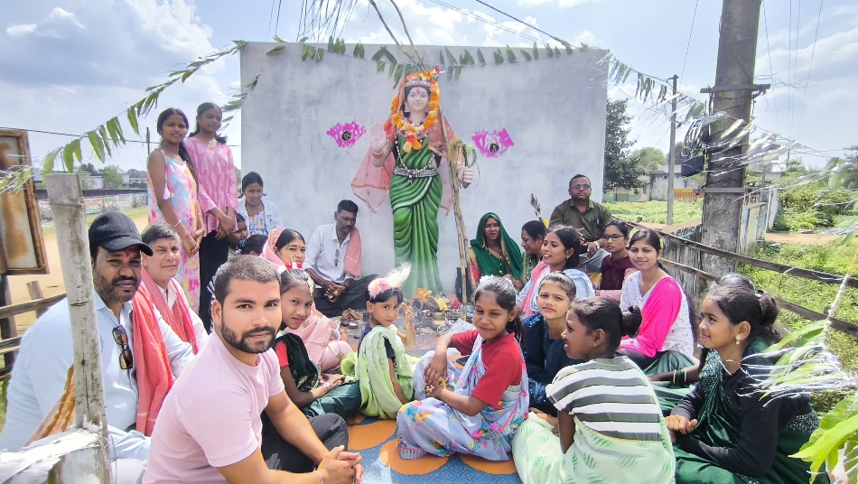 ग्राम भटगांव में स्थापित छत्तीसगढ़ महतारी की पूजा अर्चना करते हुए ग्रामीण। ग्राम भटगांव में स्थापित छत्तीसगढ़ महतारी की पूजा अर्चना करते हुए ग्रामीण।
