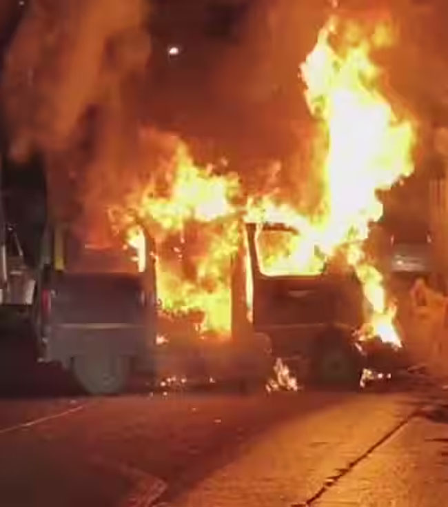 फोटो: बोरीवली में जलती कार का दृश्य