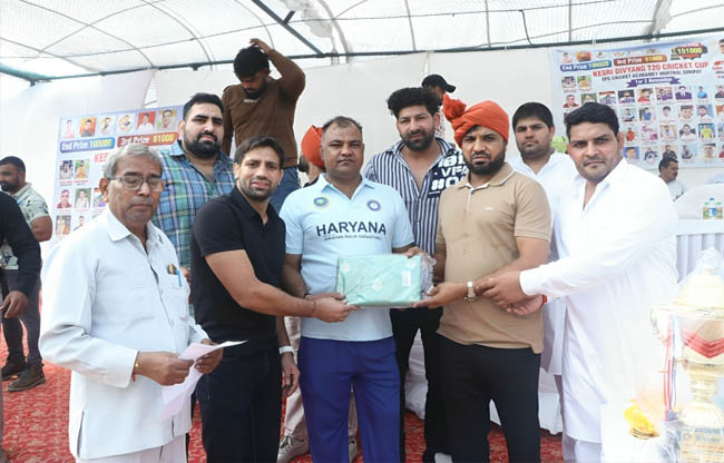 सोनीपत गन्नौर विधायक देवेंद्र कादियान खिलाड़यों को प्रात्साहित करते हुए