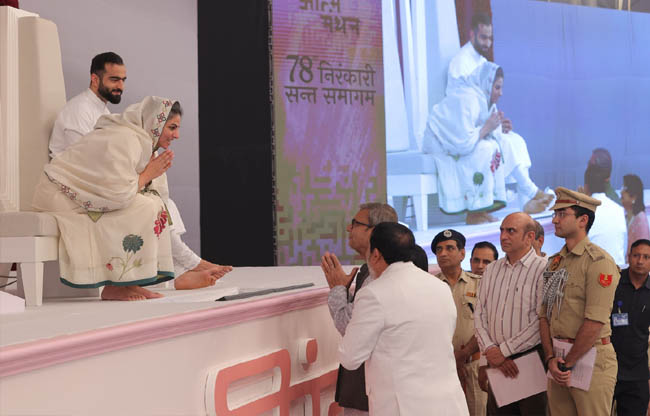 सोनीपत राज्यपाल आशिम कुमार घोष सतगुरु का आशीर्वाद लेते हुए सोनीपत राज्यपाल आशिम कुमार घोष सतगुरु का आशीर्वाद लेते हुए