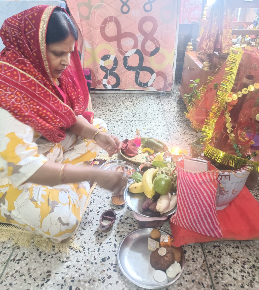 पूजा अर्चना करती व्रति पूजा अर्चना करती व्रति