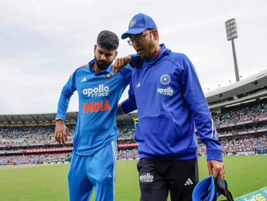 श्रेयस अय्यर चोटिल होकर मैदान से बाहर जाते हुए श्रेयस अय्यर चोटिल होकर मैदान से बाहर जाते हुए