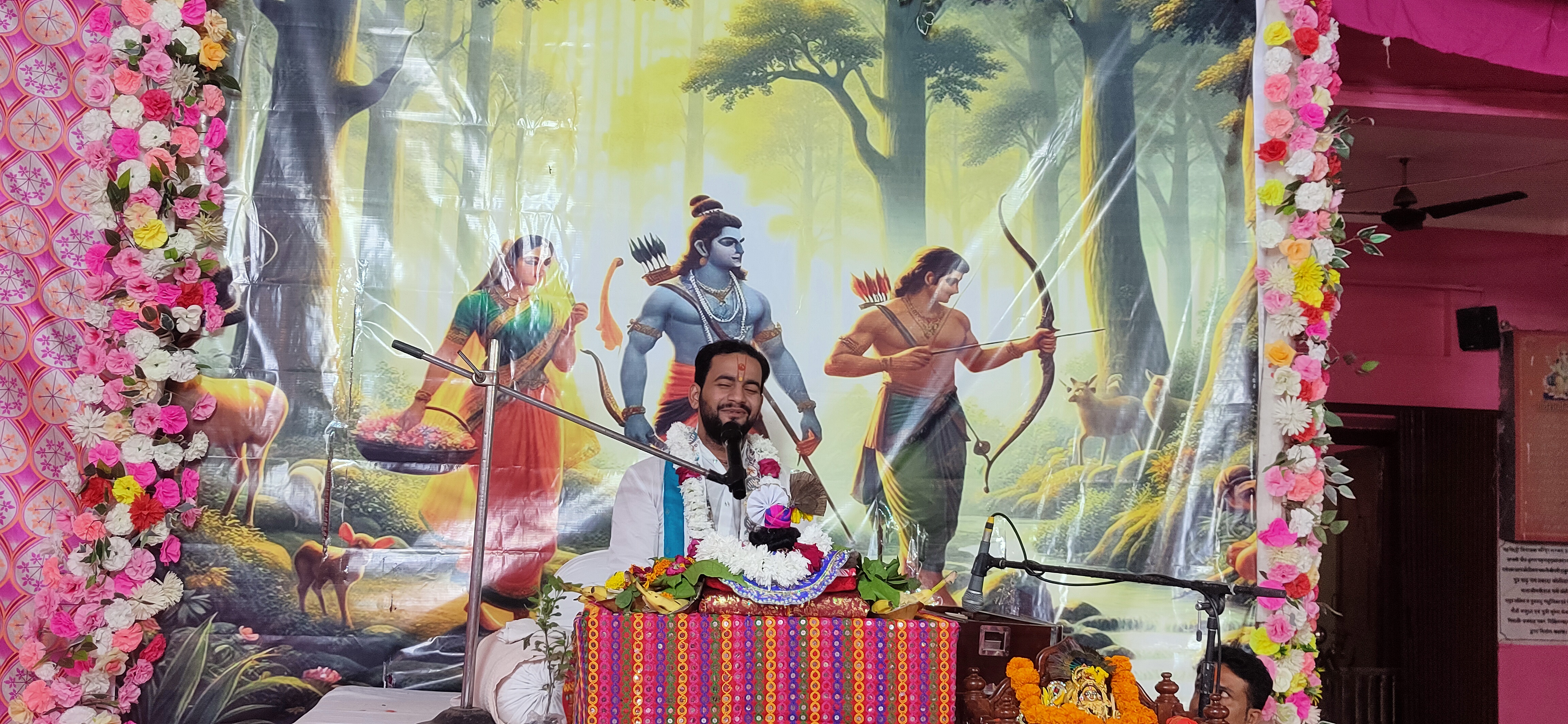 पुलिस लाइन मंदिर में आयोजित संगीत मय नवदिवसीय श्री राम कथा का श्रवण कराते आचार्य व्योम त्रिपाठी। पुलिस लाइन मंदिर में आयोजित संगीत मय नवदिवसीय श्री राम कथा का श्रवण कराते आचार्य व्योम त्रिपाठी।