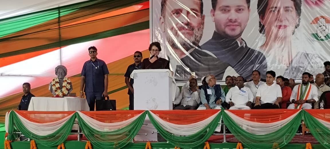 कांग्रेस नेत्री प्रियंका गांधी बेगूसराय में जनसभा करते हुए कांग्रेस नेत्री प्रियंका गांधी बेगूसराय में जनसभा करते हुए