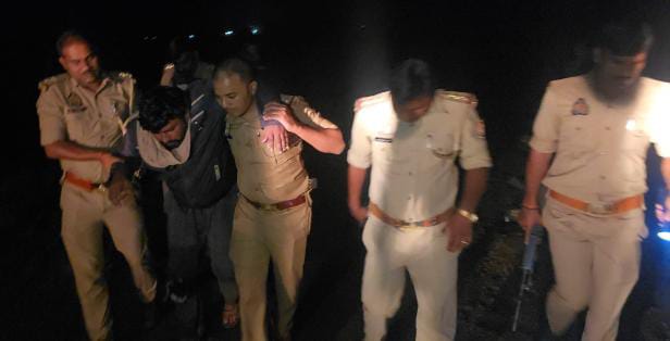 गोली से घायल गोतस्कर का छाया चित्र गोली से घायल गोतस्कर का छाया चित्र