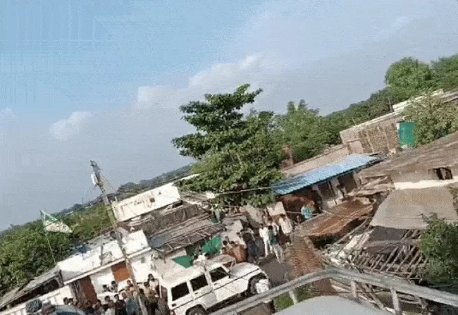 खंडवा जिले में मदरसे में कार्रवाई करती हुई पुलिस