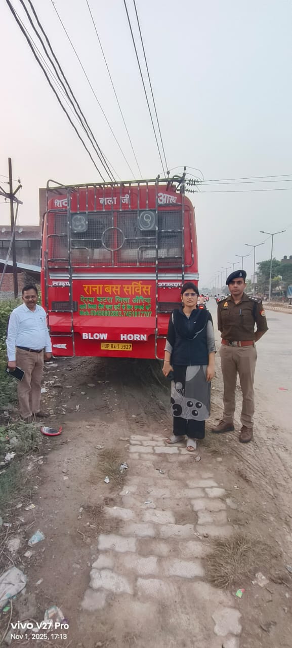 फोटो - कार्यवाही करते अधिकारी फोटो - कार्यवाही करते अधिकारी