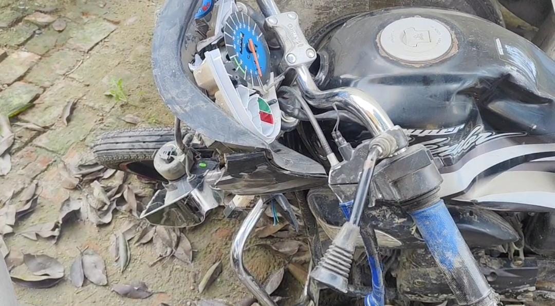 दुर्घटना ग्रस्त बाइक की फोटो दुर्घटना ग्रस्त बाइक की फोटो