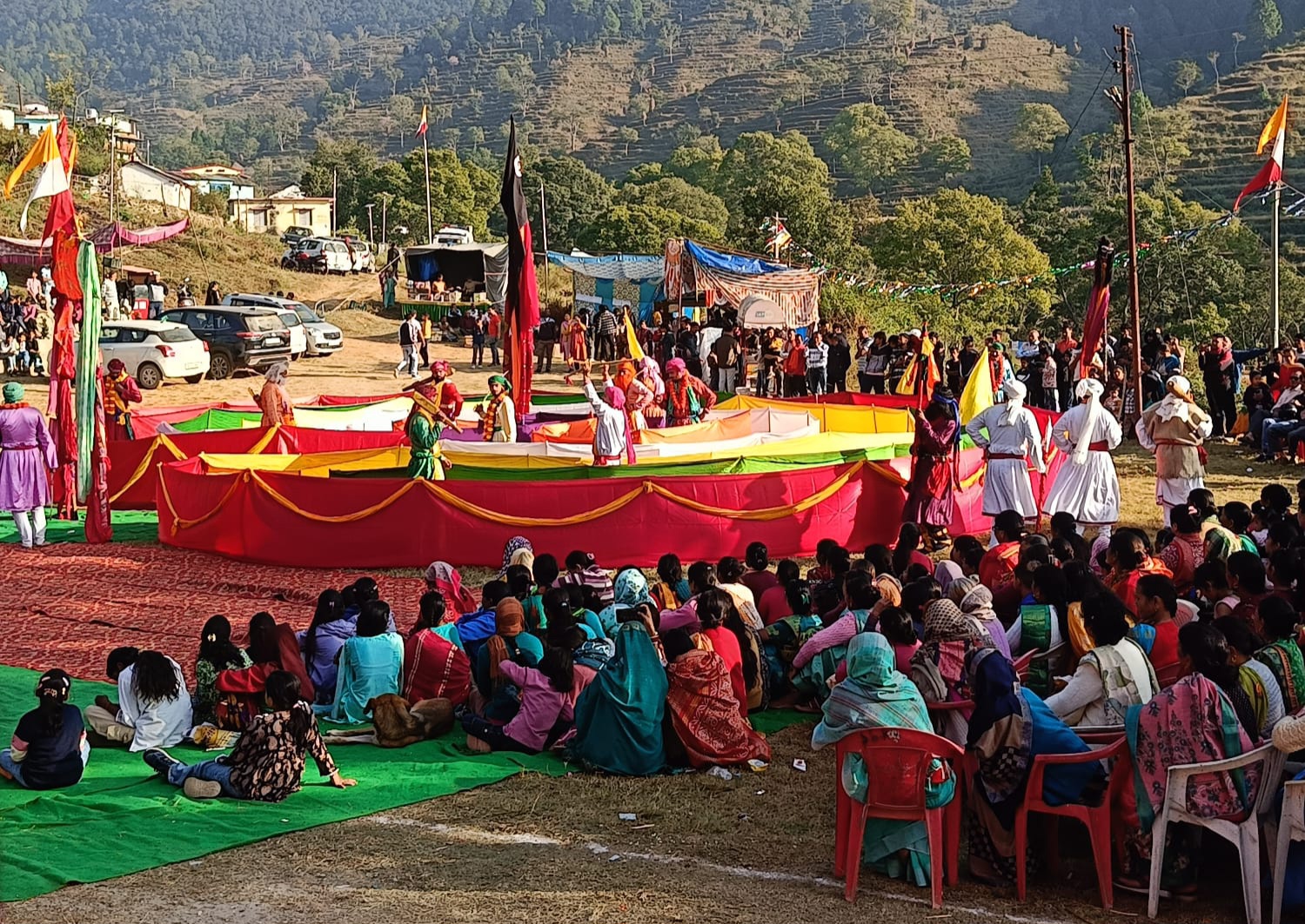 देवलेश्वर महादेव मंदिर बलोडी में चक्रव्यूह मंचन करते कलाकार देवलेश्वर महादेव मंदिर बलोडी में चक्रव्यूह मंचन करते कलाकार