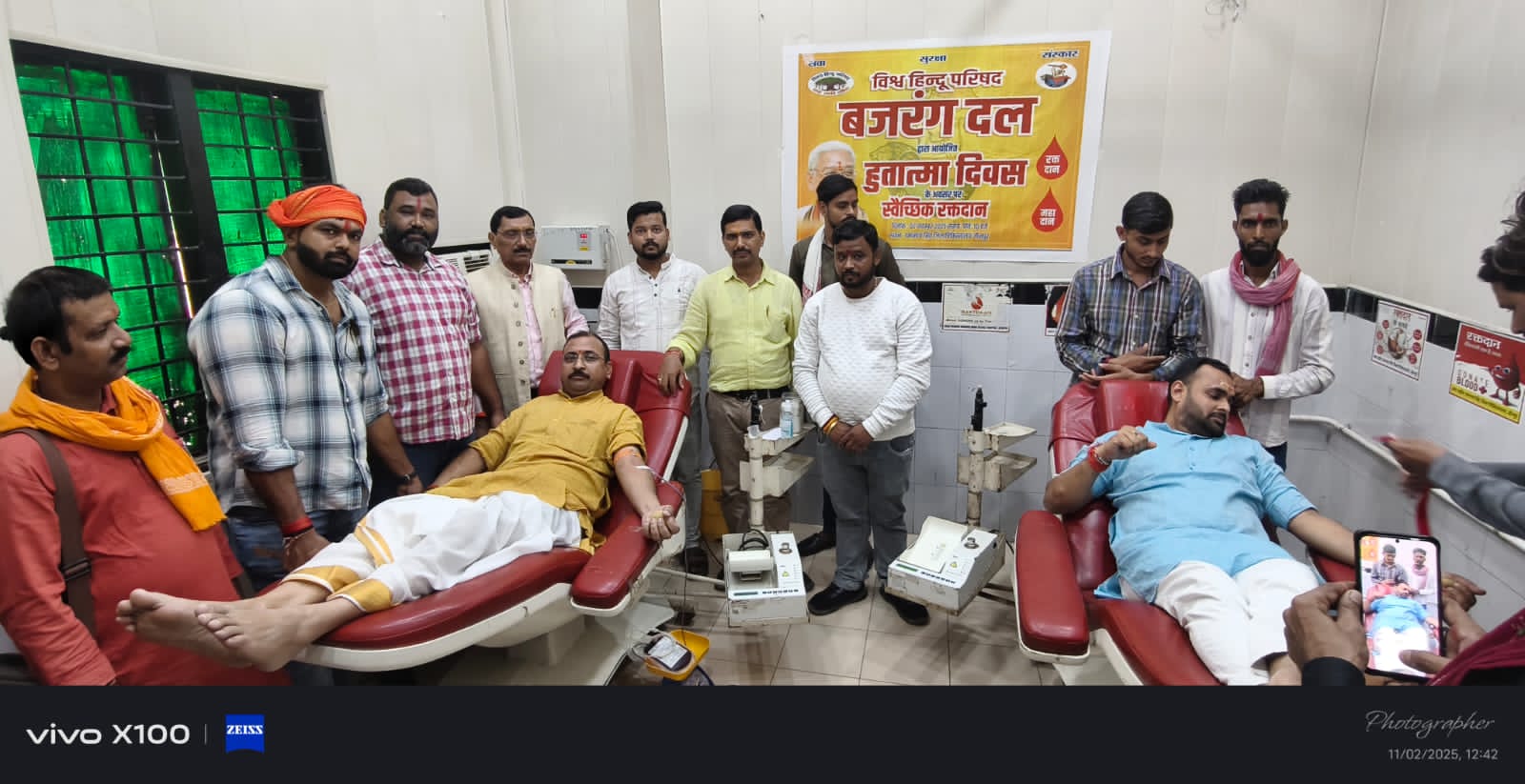 हुतात्मा दिवस पर विश्व हिंदू परिषद एवं बजरंग दल के कार्यकर्ताओं द्वारा स्वैच्छिक रक्तदान करते हुए
