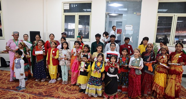 उत्तराखंड टैलेंट शो में बच्चे प्रस्तुति देते। उत्तराखंड टैलेंट शो में बच्चे प्रस्तुति देते।