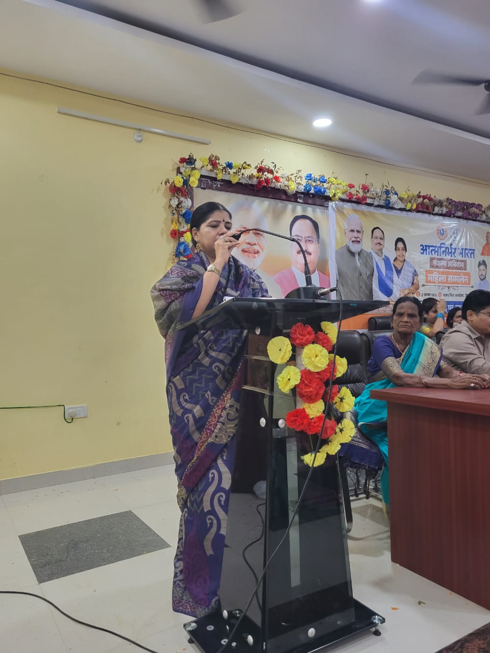 राज्य महिला आयोग की उपाध्यक्ष श्रीमती चारु चौधरी सम्मेलन को संबोधित करते हुए